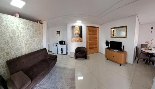 Hospedaria Maviane Executive في تريز تيلياس: غرفة معيشة مع أريكة وطاولة