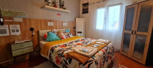 蓬塔德爾加達的住宿－Cozy apartment close to airport，一间卧室设有一张床和一个窗口