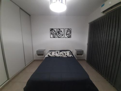 Habitación con cama en la esquina de una habitación en Alba Mendoza en Mendoza