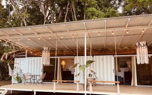 einen Pavillon mit einem Tisch und Stühlen auf einer Terrasse in der Unterkunft Casa Luce in Puerto Viejo