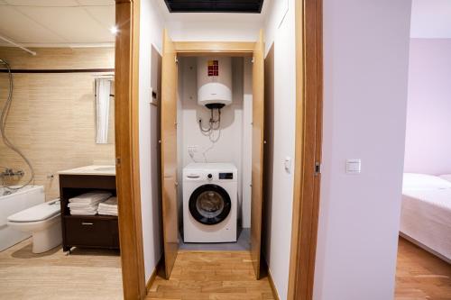baño con lavadora y secadora en una habitación en Castellon Ribalta Apartments - Parking disponible, en Castellón de la Plana