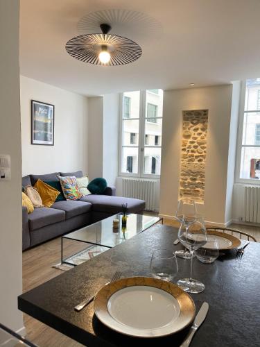 un salon avec une table et un canapé dans l'établissement Quartier historique - Parking - Idéal Couple, à Pau
