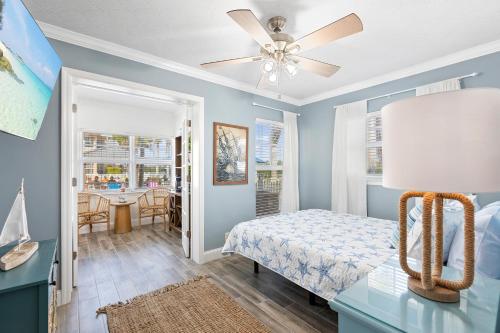 1 dormitorio con 1 cama y ventilador de techo en Premier 2BD Waterfront Condo Barefoot Beach Resort en Clearwater Beach