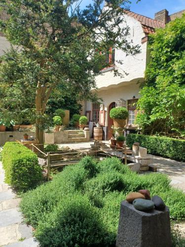 une maison avec un jardin en face dans l'établissement De Zomere B&B, à Bruges