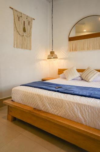 Postel nebo postele na pokoji v ubytování ZAFRA'S HOTEL