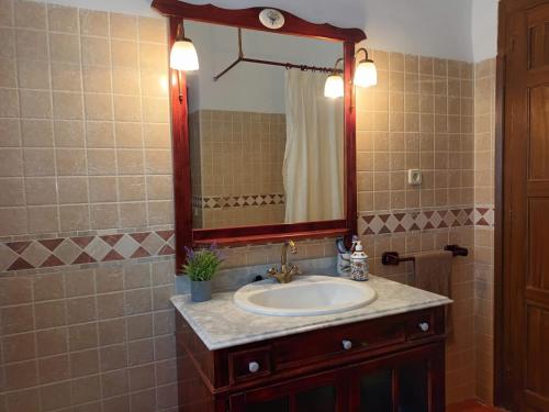 uma casa de banho com um lavatório e um espelho em Un tros de Sal. Casa Rural a Gerri de la Sal. em Gerri