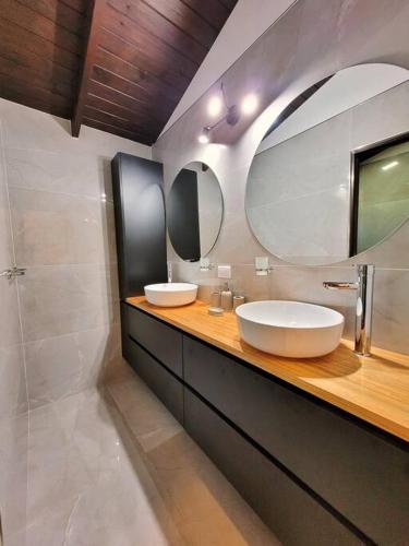 łazienka z 2 umywalkami i dużym lustrem w obiekcie Casa en San Carlos de Bariloche w mieście Bariloche