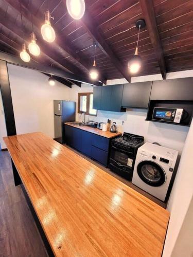 cocina con encimera de madera en una habitación en Casa en San Carlos de Bariloche en San Carlos de Bariloche