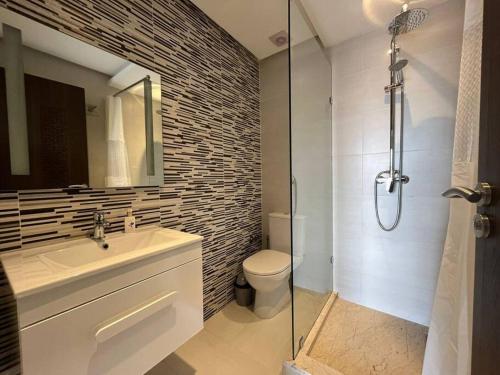 Ένα μπάνιο στο Lovely family condo in residence Marrakech