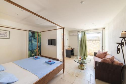 una camera con letto e divano di Plaka Beach Luxury Villa Crete Dreams a Eloúnda