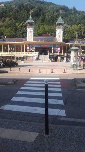 une promenade en face d'un bâtiment avec une promenade de plain-pied dans l'établissement Studio pour deux personnes au centre et calme, à Ax-les-Thermes