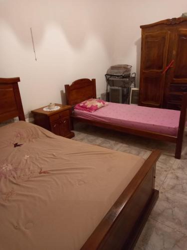1 dormitorio con 2 camas y muebles de madera en La Rioja en La Rioja