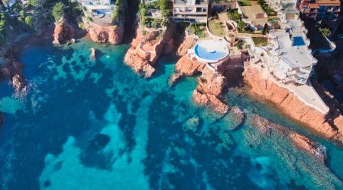 an aerial view of a resort with blue water at Petit coin de paradis sur la mer in Saint-Raphaël