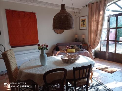 un salon avec une table et un canapé dans l'établissement La Maison de Maïté, à Cheval-Blanc