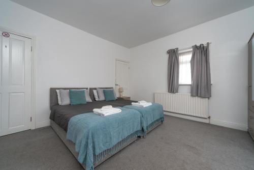 a bedroom with a bed and a window at Homely 1BD Apt with Free Street Parking in Scunthorpe