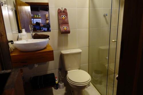 y baño con aseo, lavabo y ducha. en Chalé Coruja Listrada - Ninho das aves, en Campos do Jordão