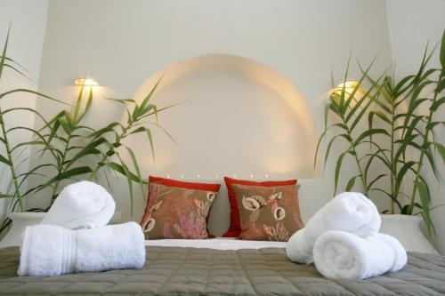 Una cama o camas en una habitación de NINEMIA CALM AND SPA