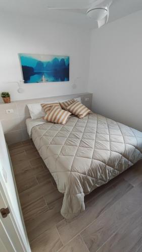 a large bed in a white room with at Excelente Bungalow en Maspalomas in San Bartolomé