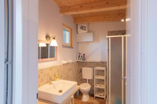 Koupelna v ubytování Agriturismo La Pineta