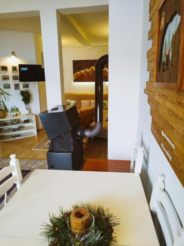 a dining room with a table with a table at Apartmani ZELENI MEDA in Mitrovac