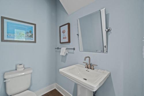 Bilik mandi di 30A Beach House - Sails and Trails by Panhandle Getaways