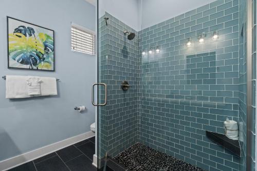Bilik mandi di 30A Beach House - Sails and Trails by Panhandle Getaways