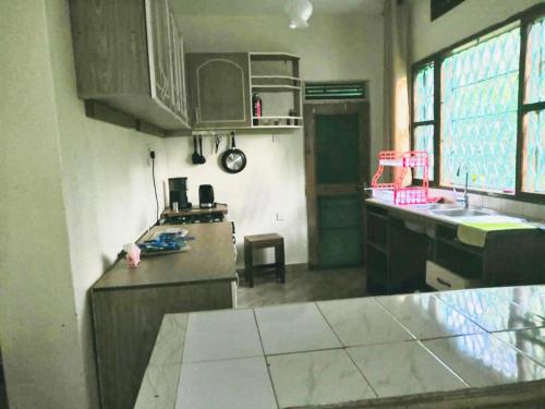 eine Küche mit einer Spüle und einer Arbeitsplatte in der Unterkunft Home from home in Mbale