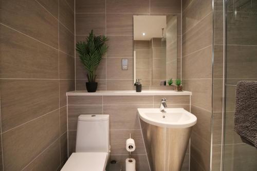 a bathroom with a toilet and a sink at The Skyline - LONG STAY OFFER - Luxury Flat w/Designated Parking in Cardiff