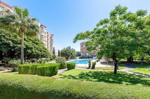 ogród z drzewami i basen w obiekcie CARPE DIEM Studio w mieście Benalmádena
