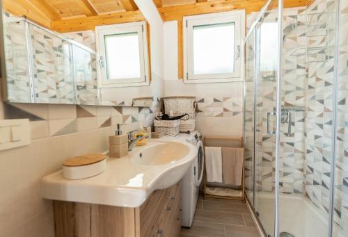 a bathroom with a sink and a shower at Casa Vacanze La Fenice - Casa Atlantica in Cava dʼAliga