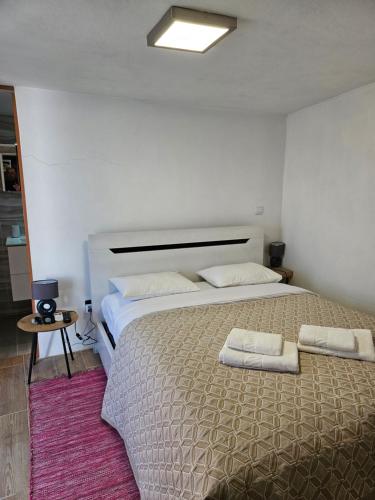 ein Schlafzimmer mit einem großen Bett mit zwei Kissen darauf in der Unterkunft Casasoutelo 