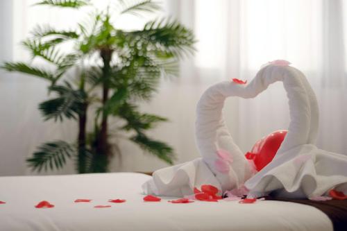 two white swans making a heart on a bed at Hotel BESTPRICE Alcalá in Madrid