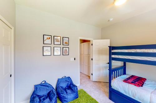 a bedroom with a blue bunk bed and green carpet at The Pine House in Flagstaff