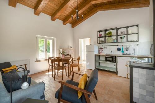 una cucina e un soggiorno con tavolo e sedie di Piano del Mulino a Orvieto