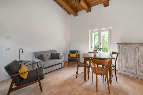 sala de estar con mesa, sillas y sofá en Piano del Mulino, en Orvieto