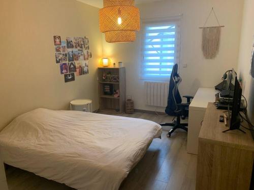 a bedroom with a bed and a desk and a desk at Villa familiale 9 pers Cabries entre Aix et Marseille 5 min gare Aix TGV 15 min aéroport MP in Cabriès