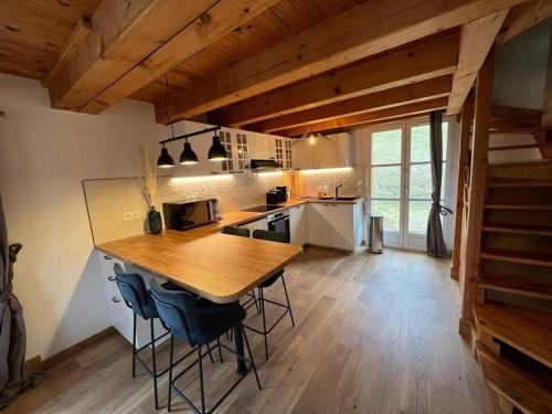 kuchnia z drewnianym stołem i krzesłami w obiekcie Appart Duplex Chalet plein Sud w mieście Feissons-sur-Salins
