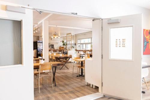 una puerta abierta a un comedor con mesas y sillas en Hotel du Nord, en Quebec