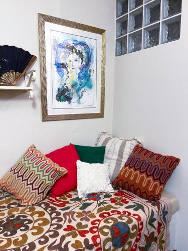 een woonkamer met een bank en kleurrijke kussens bij Casa Elena Pietrasanta in Pietrasanta