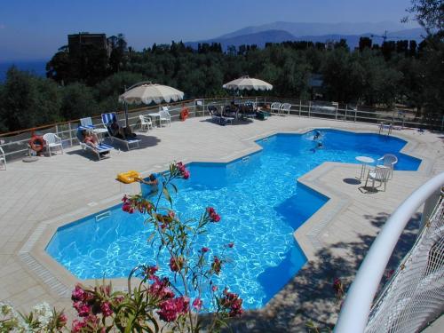 una piscina de agua azul en un complejo en La Neffola Residence en Sorrento