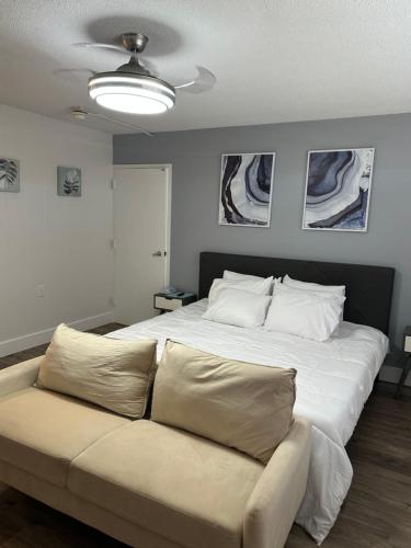 Postel nebo postele na pokoji v ubytování Beautiful renovated Studio Apartment in Gadsden AL
