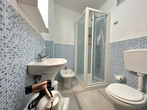 een badkamer met een wastafel, een toilet en een douche bij Appartamenti a Cà Mia in La Spezia