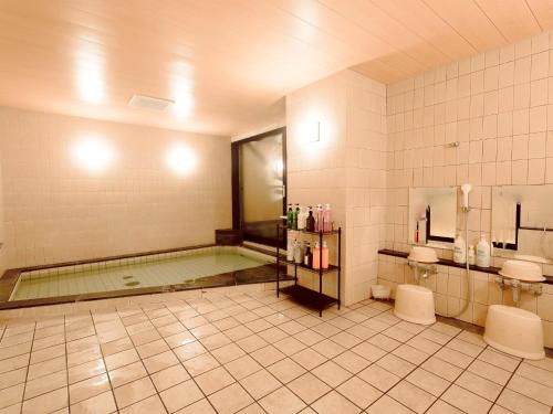 Apprising hotels GranJam Tsugaike - Vacation STAY 77381v في Chikuni: حمام دورتين مياه ومسبح