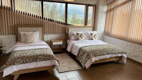 派帕的住宿－Villa Germana，带2扇窗户的客房内的2张床