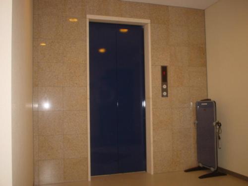 Una puerta azul en una habitación con una pared de azulejos en Cosmo Inn - Vacation STAY 42006v, en Fukuroi