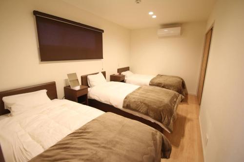 菊陽町にあるAirport Kikuyo Forest - Vacation STAY 14128のベッド2台、薄型テレビが備わる客室です。