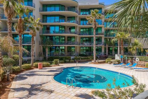 un hotel con piscina frente a un edificio en Phoenix on the Bay by Brett Robinson Vacations, en Orange Beach