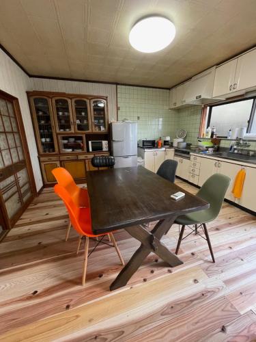 cocina con mesa y sillas en una habitación en brompton tabinoyado - Vacation STAY 66538v, en Awa