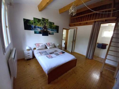 Un dormitorio con una cama y una escalera. en Rez de villa à la campagne en Le Luc