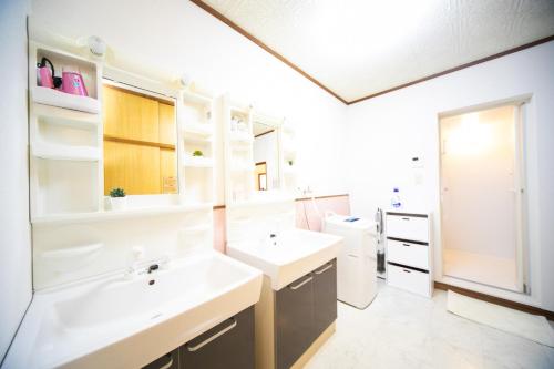 四日市市にあるYokkaichi - House - Vacation STAY 14171の白いバスルーム(洗面台2台、トイレ付)